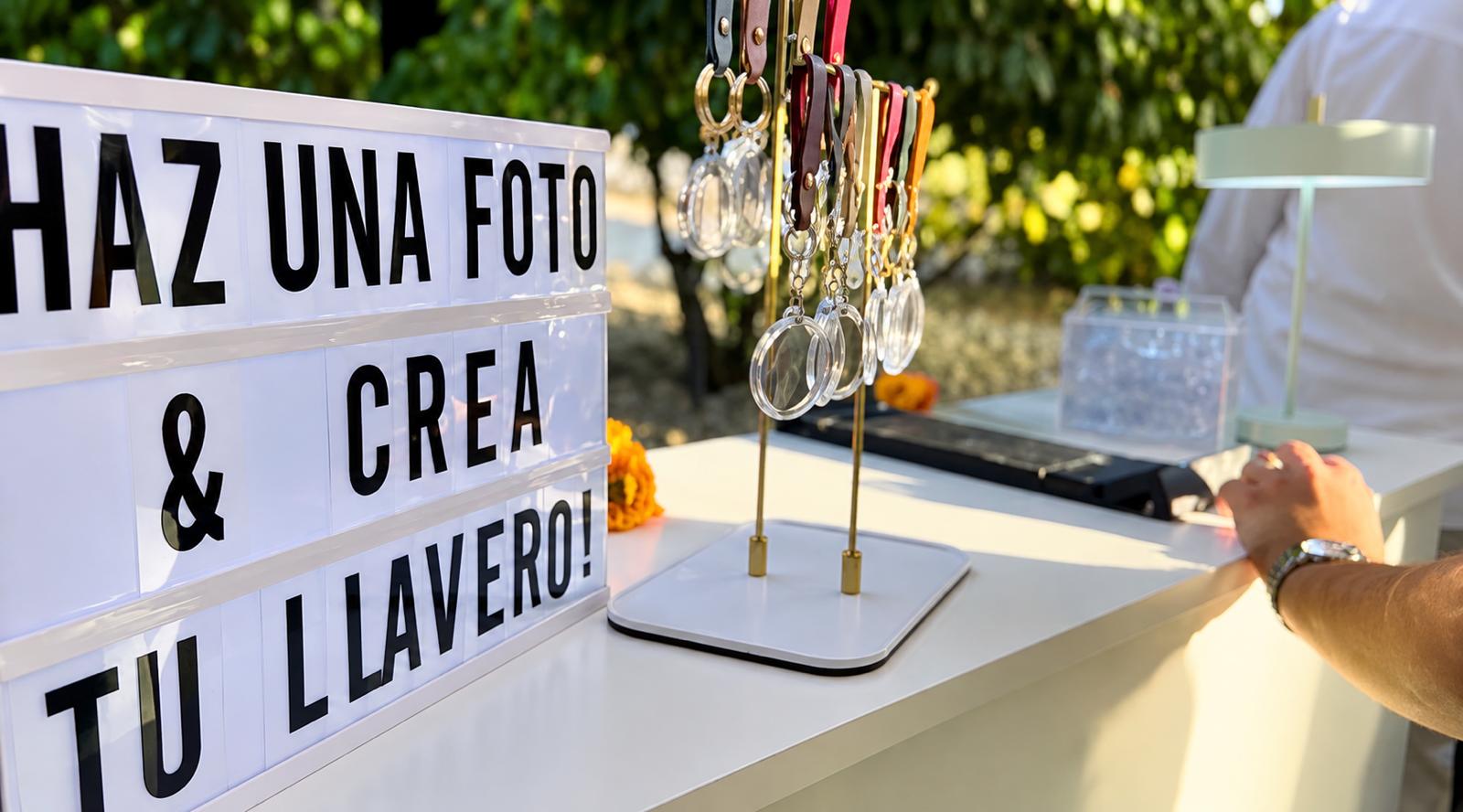 Montaje de Keychain Station para bodas con aro de luz, videoteléfono y llaveros personalizados